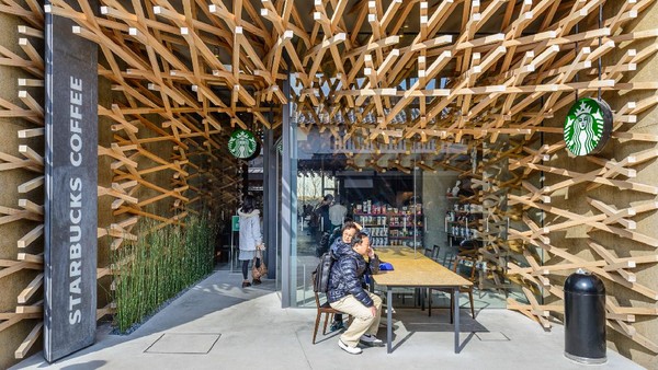 Balik lagi ke Jepang, ini kedai Starbucks keren di Dazaifu. Foto di depan kedainya oke juga artistik. (Getty Images/SeanPavonePhoto)