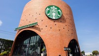 Berada di Thailand, tepatnya di Phra Nakhon Si Ayutthaya, ini kedai Starbucks Drive Thru yang paling kece. (Getty Images/NorGal)