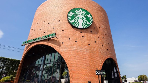 Berada di Thailand, tepatnya di Phra Nakhon Si Ayutthaya, ini kedai Starbucks Drive Thru yang paling kece. (Getty Images/NorGal) Berada di Thailand, tepatnya di Phra Nakhon Si Ayutthaya, ini kedai Starbucks Drive Thru yang paling kece. (Getty Images/NorGal)