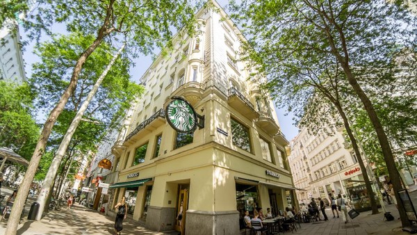 Bernuansa klasik dan elegan khas Eropa, ini kedai Starbucks di Wina, Austria (Getty Images/MysteryShot) Bernuansa klasik dan elegan khas Eropa, ini kedai Starbucks di Wina, Austria (Getty Images/MysteryShot)