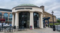 Bertempat di London, kedai Starbucks ini tidak kalah klasiknya dengan yang ada di Wina tadi. (Getty Images/Michael Mulkens)