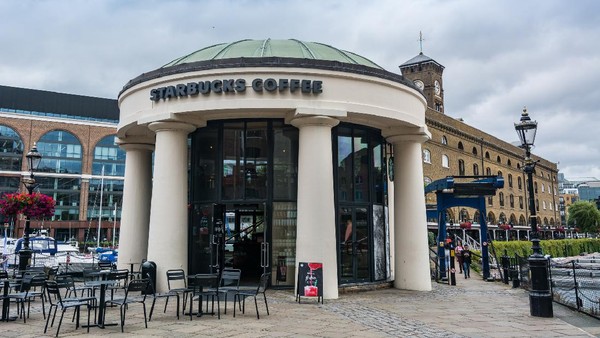 Bertempat di London, kedai Starbucks ini tidak kalah klasiknya dengan yang ada di Wina tadi. (Getty Images/Michael Mulkens) Bertempat di London, kedai Starbucks ini tidak kalah klasiknya dengan yang ada di Wina tadi. (Getty Images/Michael Mulkens)