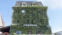 Go Green! Begini penampakan kedai Starbucks di kota Danang, Vietnam. (Getty Images/Theerakit)