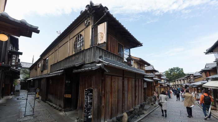 Kedai Starbucks Instagramable Kyoto, Japan - October 28, 2019 : People walk past Starbucks Coffee Kyoto Ninenzaka Yasaka Chaya, Japan. It is the world's first Starbucks joint with tatami seating.