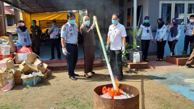 Kejari Makassar musnahkan barang bukti berupa narkoba, kosmetik ilegal, hingga obat berbahaya dengan total bernilai miliaran rupiah (dok. Istimewa)
