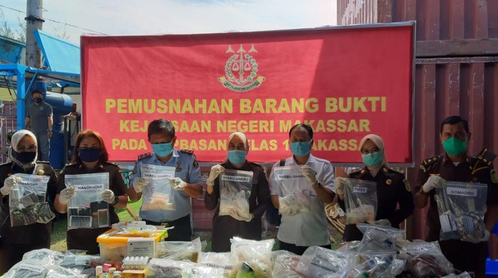 Kejari Makassar musnahkan barang bukti berupa narkoba, kosmetik ilegal, hingga obat berbahaya dengan total bernilai miliaran rupiah (dok. Istimewa)