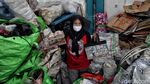 Keren! Warga Pinggiran Ibu Kota Olah Sampah Plastik Jadi Rupiah