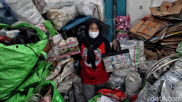 Keren! Warga di Pinggiran Ibu Kota Olah Sampah Plastik Jadi Berkah Bank sampah jadi pilihan warga di kawasan Marunda untuk minimalkan sampah plastik. Mereka ubah sampah plastik jadi berkah dengan membuat rompi hingga tas.