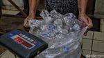 Keren! Warga Pinggiran Ibu Kota Olah Sampah Plastik Jadi Rupiah