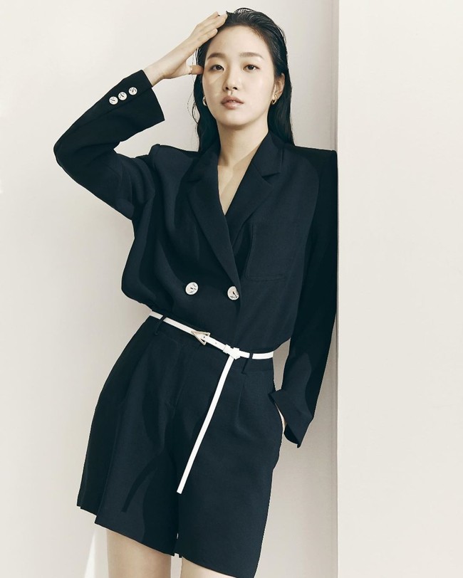 Kim Go Eun mengawali debut aktingnya dengan membintangi film erotis A Muse. Sang aktris pun tampil tanpa sehelai busana saat dipasangkan dengan Kim Mu Yeol. Foto: Instagram @ggonekim