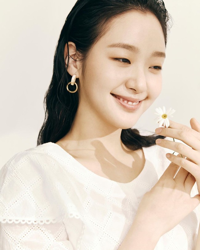 6. Kim Go EunAktris yang bermain dalam drama Goblin ini punya pesona unik yang bukan standar kecantikan wanita Korea pada umumnya. Ditambah dengan akting mumpuni, ia bikin betah para penonton saat menyaksikannya di televisi. Foto: Instagram @ggonekim