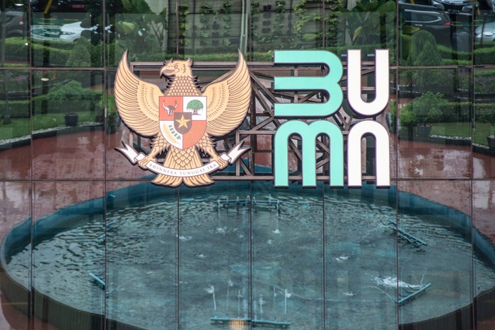 LOGO BARU KEMENTERIAN BUMN Sejumlah tamu beraktivitas di dekat logo baru Kementerian Badan Usaha Milik Negara (BUMN) di Gedung Kementerian BUMN, Jakarta, Kamis (2/7/2020). Kementerian BUMN meluncurkan logo baru pada Rabu (1/7) yang menjadi simbolisasi dari visi dan misi kementerian maupun seluruh BUMN dalam menatap era kekinian yang penuh tantangan sekaligus kesempatan. ANATAR FOTO/Aprillio Akbar/nz
