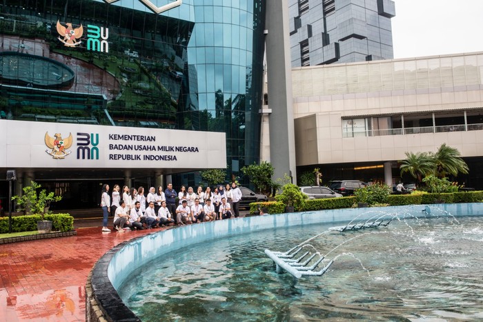 Sejumlah tamu beraktivitas di dekat logo baru Kementerian Badan Usaha Milik Negara (BUMN) di Gedung Kementerian BUMN, Jakarta, Kamis (2/7/2020). Kementerian BUMN meluncurkan logo baru pada Rabu (1/7) yang menjadi simbolisasi dari visi dan misi kementerian maupun seluruh BUMN dalam menatap era kekinian yang penuh tantangan sekaligus kesempatan. ANATAR FOTO/Aprillio Akbar/nz