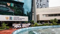 Simbol inovasi teknologi ditampilkan sebagai perlambang arah dan fokus BUMN menghadapi kondisi zaman. Inisial BUMN yang tersurat dalam logo merupakan singkatan dari Badan Usaha Milik Negara yang dikemas dalam gaya visual kontemporer. Bentuknya yang kekinian dan kontemporer mencerminkan semangat kolaborasi dari para pemangku kepentingan.