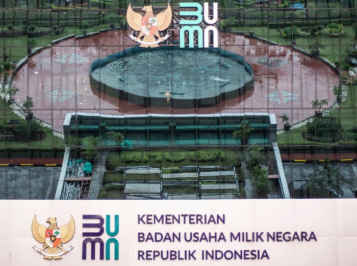 Sejumlah tamu beraktivitas di dekat logo baru Kementerian Badan Usaha Milik Negara (BUMN) di Gedung Kementerian BUMN, Jakarta, Kamis (2/7/2020). Kementerian BUMN meluncurkan logo baru pada Rabu (1/7) yang menjadi simbolisasi dari visi dan misi kementerian maupun seluruh BUMN dalam menatap era kekinian yang penuh tantangan sekaligus kesempatan. ANATAR FOTO/Aprillio Akbar/nz