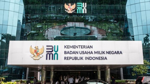 Sejumlah tamu beraktivitas di dekat logo baru Kementerian Badan Usaha Milik Negara (BUMN) di Gedung Kementerian BUMN, Jakarta, Kamis (2/7/2020). Kementerian BUMN meluncurkan logo baru pada Rabu (1/7) yang menjadi simbolisasi dari visi dan misi kementerian maupun seluruh BUMN dalam menatap era kekinian yang penuh tantangan sekaligus kesempatan. ANATAR FOTO/Aprillio Akbar/nz