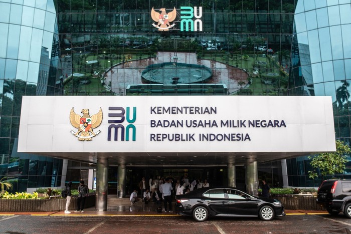 Sejumlah tamu beraktivitas di dekat logo baru Kementerian Badan Usaha Milik Negara (BUMN) di Gedung Kementerian BUMN, Jakarta, Kamis (2/7/2020). Kementerian BUMN meluncurkan logo baru pada Rabu (1/7) yang menjadi simbolisasi dari visi dan misi kementerian maupun seluruh BUMN dalam menatap era kekinian yang penuh tantangan sekaligus kesempatan. ANATAR FOTO/Aprillio Akbar/nz