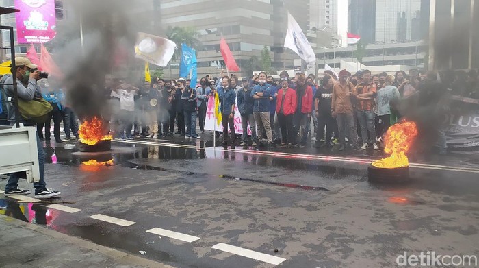 Mahasiswa aksi tuntut keringanan UKT bakar ban di depan Kemendikbud.