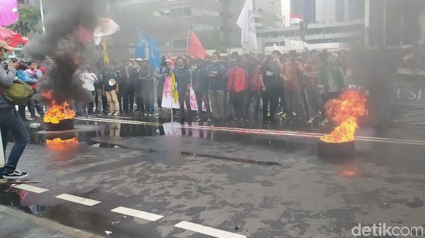 Mahasiswa aksi tuntut keringanan UKT bakar ban di depan Kemendikbud.