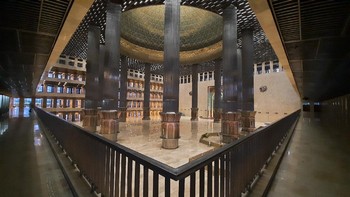 Tim Pavilion 95 sebagai lighting designer menggunakan lampu dengan berbagai temperatur berbeda di Masjid Istiqlal. Hasilnya adalah interior Masjid Istiqlal yang menawan (Pavilion 95/Istimewa)