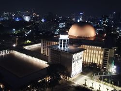 Foto Masjid Istiqlal Makin Indah dengan Teknologi Lampu Baru