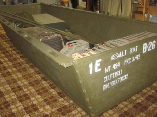 Selain menampilkan beragam patung yang mengenakan seragam militer di masa Perang Dunia II, para pengunjung juga dapat melihat beragam kendaraan perang di masa silam, salah satunya adalah tongkang atau perahu berukuran cukup besar yang digunakan oleh para ilmuwan di masa silam untuk menyeberangi sungai. Istimewa/Dok. www.remembermuseum.be. Selain menampilkan beragam patung yang mengenakan seragam militer di masa Perang Dunia II, para pengunjung juga dapat melihat beragam kendaraan perang di masa silam, salah satunya adalah tongkang atau perahu berukuran cukup besar yang digunakan oleh para ilmuwan di masa silam untuk menyeberangi sungai. Istimewa/Dok. www.remembermuseum.be.