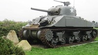Ada pula tank Sherman M4 A4 yang diketahui digunakan oleh militer Amerika dan sekutu saat Perang Dunia II. Tank Sherman M4 ini diketahui merupakan kendaraan perang yang cukup andal dengan harga produksi yang cukup murah dan diproduksi secara massal. Istimewa/Dok. www.remembermuseum.be.