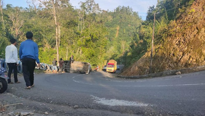 Minibus terguling di tanjakan penganten Garut, seluruh penumpang selamat