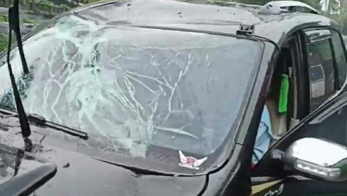 Mobil dan motor yang melintas di Lembang tertimpa dahan pohon yang tumbang