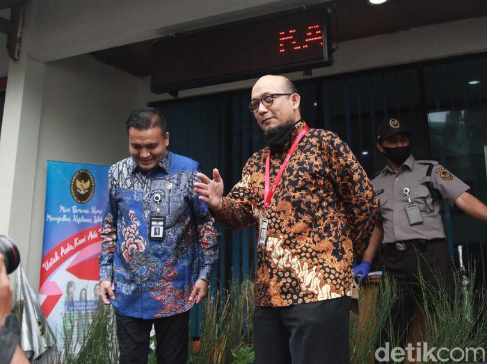 Penyidik KPK Novel Baswedan memenuhi panggilan Komisi Kejaksaan RI (Komjak RI) hari ini soal polemik tuntutan 1 tahun penjara terhadap dua terdakwa kasus teror terhadapnya.