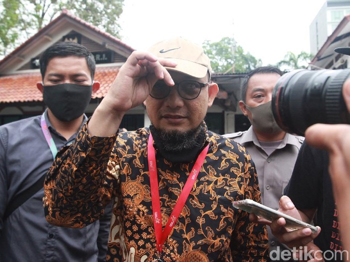 Penyidik KPK Novel Baswedan memenuhi panggilan Komisi Kejaksaan RI (Komjak RI) hari ini soal polemik tuntutan 1 tahun penjara terhadap dua terdakwa kasus teror terhadapnya.