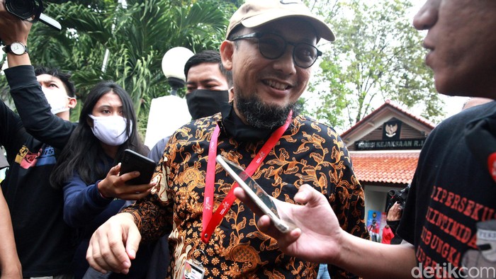 Penyidik KPK Novel Baswedan memenuhi panggilan Komisi Kejaksaan RI (Komjak RI) hari ini soal polemik tuntutan 1 tahun penjara terhadap dua terdakwa kasus teror terhadapnya.