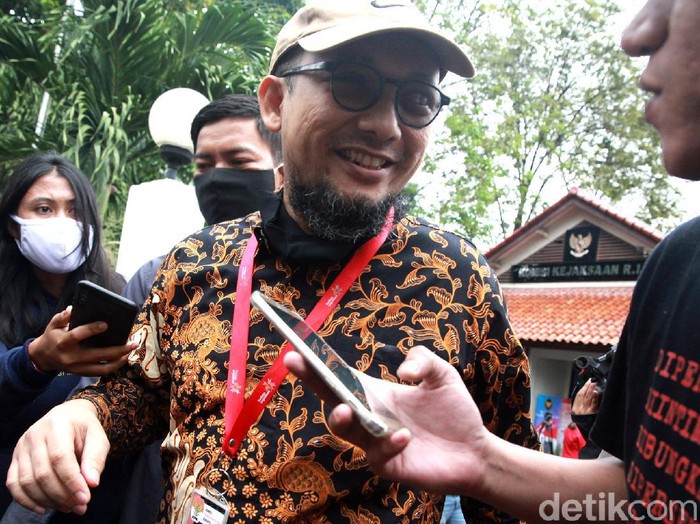 Penyidik KPK Novel Baswedan memenuhi panggilan Komisi Kejaksaan RI (Komjak RI) hari ini soal polemik tuntutan 1 tahun penjara terhadap dua terdakwa kasus teror terhadapnya.