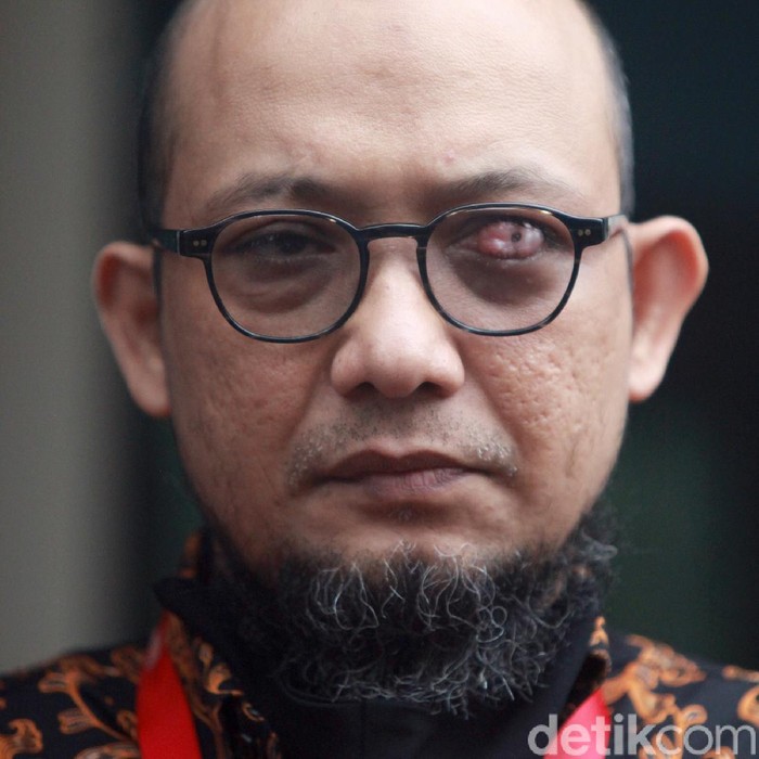 Penyidik KPK Novel Baswedan memenuhi panggilan Komisi Kejaksaan RI (Komjak RI) hari ini soal polemik tuntutan 1 tahun penjara terhadap dua terdakwa kasus teror terhadapnya.