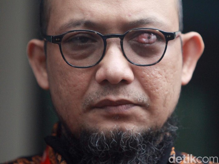 Penyidik KPK Novel Baswedan memenuhi panggilan Komisi Kejaksaan RI (Komjak RI) hari ini soal polemik tuntutan 1 tahun penjara terhadap dua terdakwa kasus teror terhadapnya.