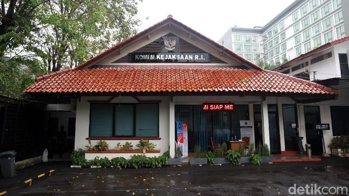 Penyidik KPK Novel Baswedan memenuhi panggilan Komisi Kejaksaan RI (Komjak RI) hari ini soal polemik tuntutan 1 tahun penjara terhadap dua terdakwa kasus teror terhadapnya.