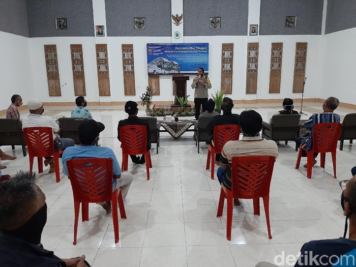 Polisi mendatangi satu per satu perusahaan bus se-Kota Probolinggo. Mereka memberikan penyuluhan soal trasportasi untuk new normal di tengah pandemi Corona.