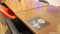 Restoran Hotel Ibis Bandung Trans Studio menerapkan protokol kesehatan untuk mencegah penyebaran COVID-19. Ketika detikcom menyambangi restoran yang terletak di lobby hotel itu, terlihat meja dan kursi yang ditata dengan jarak tertentu. Pada meja juga ditempeli stiker yang mengisyaratkan tamu untuk saling menjaga jarak ketika sedang makan. (Foto: Putu Intan/detikcom)