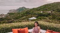 Foto ini diambil saat Nikita sedang berlibur ke Amanoi, Vietnam. Di belakang Nikita terlihat hamparan bukit, gunung dan laut yang memanjakan mata saat menikmati makanan. Foto: instagram @nikitawillyofficial94