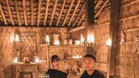 Bukan di luar negeri. Makan malam kali ini dilakukan di Yogyakarta. Bangunan etnik dari anyaman bambu serta taplak meja bermotif batik membuat suasana jadi hangat. Foto: instagram @nikitawillyofficial94