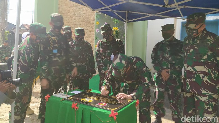 Pangdam XIV/Hasanuddin Mayjen TNI Andi Sumangerukka, meresmikan ruang rawat inap khusus untuk pasien positif Corona (COVID-19) di Kota Kendari (Sitti-detikcom).