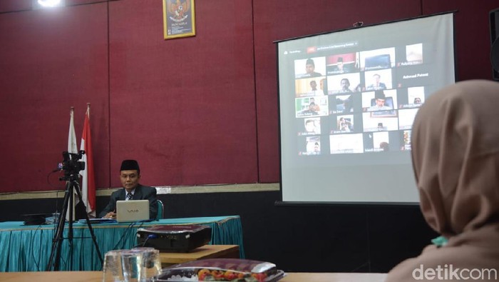 Pasien Sembuh Dari Corona, Berhasil Selesaikan Disertasi Doktor Dibalik Ruang Isolasi