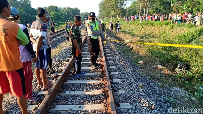 pasutri tewas tertabrak kereta api