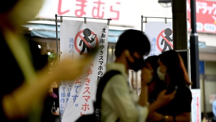 Pedestrian tanpa ponsel di Jepang