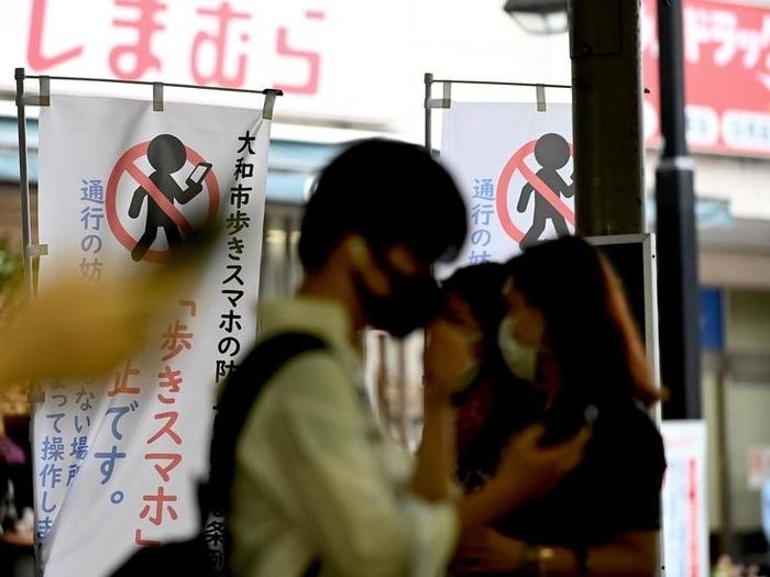 Pedestrian tanpa ponsel di Jepang
