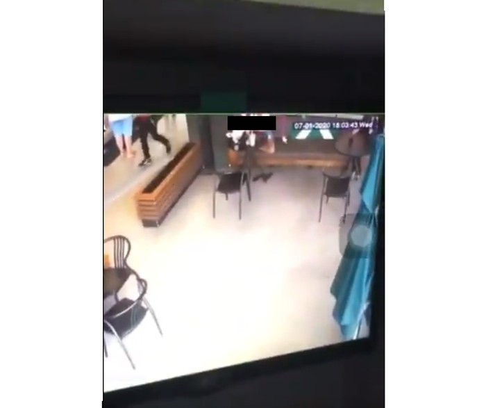 Pelecehan di kafe dengan mengintip CCTV Pelecehan di kafe dengan mengintip CCTV