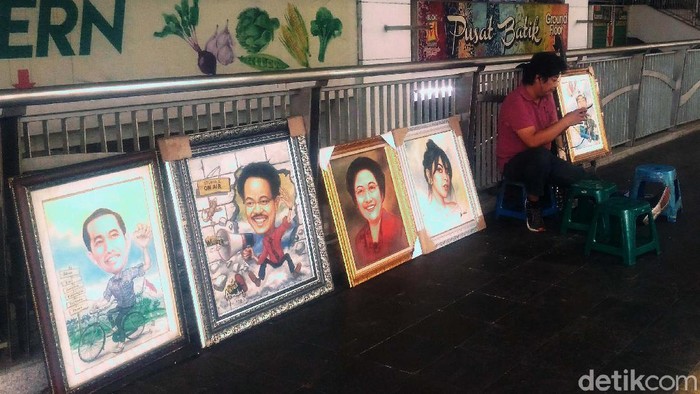 Pelukis di Blok M Square Bertahan di Masa Pandemi Di tengah perpanjangan masa PSBB Transisi, para pelukis di Blok M Square, Jakarta, Kamis (2/7/2020), tetap membuka lapak. Jasa lukis ini sepi orderan.