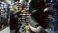 Di tengah pandemi Corona, pengunjung yang berburu sepatu murah bermerek kini terlihat sepi.  