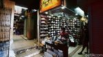 Pemburu Sepatu Hilang, Pasar Taman Puring Sepi Pembeli