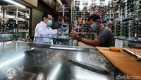Para pedagang di sini menyediakan barang dengan merek-merek terkenal dengan harga yang relatif terjangkau.